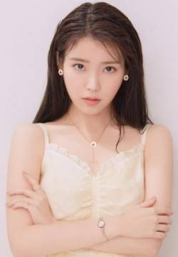 高清韩国首尔特别美女IU李知恩吊带裙性感写真图片