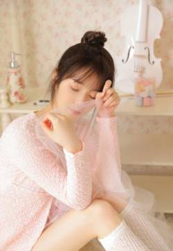 最新仿4493性感美女深V低胸白丝长腿写真