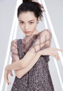 高清广州女演员钟楚曦性感亮片裙写真图片