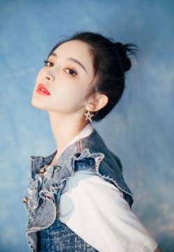中国内地新疆乌鲁木齐市影视女演员古力娜扎清爽甜美写真图片