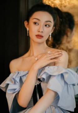 中国大陆北京女演员孙佳雨简约干练写真图片