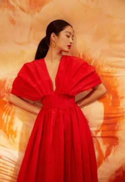 中国内地女演员、歌手、主持人杨采钰性感露背写真图片