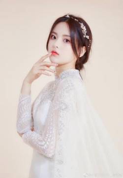 高清江苏性感美女星杨超越纯白纱裙梦幻写真图片