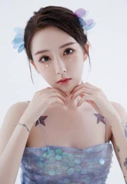 高清哈尔滨新生代女演员张天爱热裤美腿清凉性感街拍图片