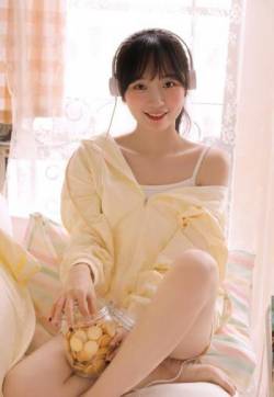 高清广州女演员钟楚曦黑发红唇冷艳写真图片
