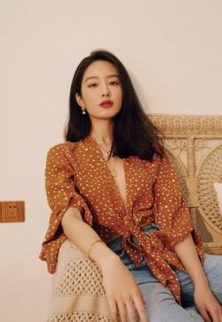 中国内地女演员、歌手、主持人杨采钰时尚甜酷写真图片