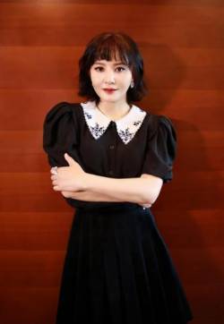中国内地重庆影视女演员陶红黑色裙装性感气质写真