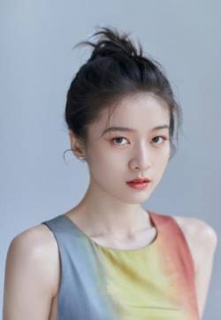 中国内地浙江省义乌女演员张雪迎彩虹长裙写真图片