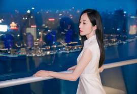 中国大陆江苏省苏州知名女演员韩雪白裙优雅夜景写真图片