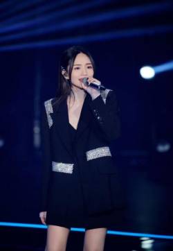 中国深圳美女演员刘惜君黑色西装酷飒写真图片