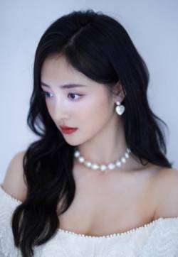 高清上海奉贤美女周洁琼白色裹胸裙性感写真图片