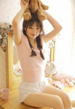 粉红少女夏日清新性感美腿写真