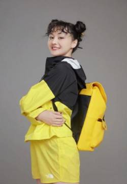 高清中国内地女演员郑爽泡面刘海清爽元气写真图片