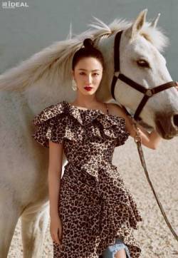 中国内地内蒙古自治区牙克石女演员叶青斜肩豹纹裙性感写真图片