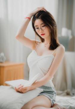 最新仿4493眼镜美女吊带低胸丰满性感写真