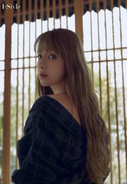 中国内地新疆乌鲁木齐女演员麦迪娜一字肩黑裙性感写真图片