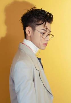 高清男明星小鬼王琳凯斯文眼镜写真图片