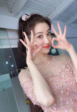 高清中国内地陕西西安女演景甜白皙性感养眼私服图片