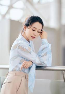 高清中国南京女演员海清蓝色衬衣清爽性感图片写真