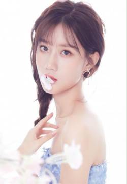 高清台湾省华语影视女演员陈意涵抹胸裙性感写真图片