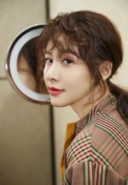 中国内地陕西西安影视女演员歌手贾青卷发性感靓丽写真图片