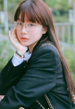 高清浙江美女女星徐梦洁西装短裤个性写真图片