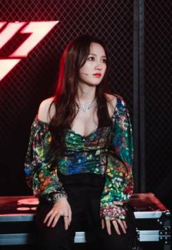 湖南省娄底女演员孟佳《乘风破浪的姐姐》剧照图片