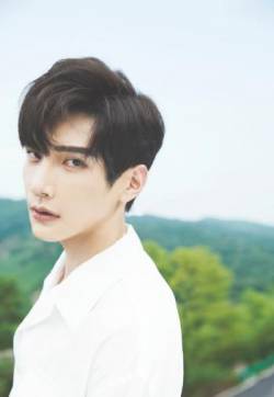 中国内地男演员彦希白衬衫清爽夏日写真图片