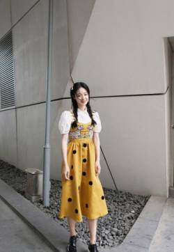 高清山东青岛美女李莎旻子吊带黄裙甜美写真图片
