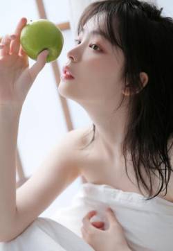 高清中国内地山东济南女演员李一桐红色长裙俏皮写真图片