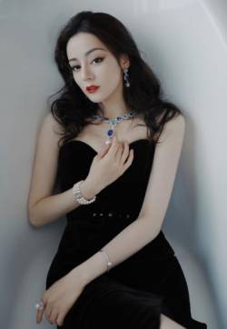 新疆乌鲁木齐美女演员迪丽热巴抹胸裙性感写真图片