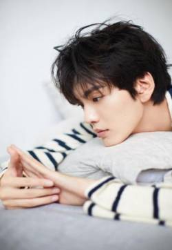 高清男星毕雯珺慵懒风居家写真图片