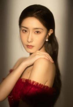 中国内地女演员王瑛瑛露肩裙性感写真图片