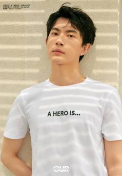 高清新疆乌鲁木齐男明星于朦胧休闲慵懒写真图片