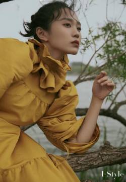 高清90后新生代内地女演员黄尧复古宫廷袖写真图片