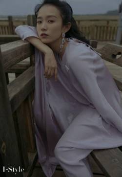 高清90后新生代内地女演员黄尧淡紫绸缎长裙飘逸写真图片