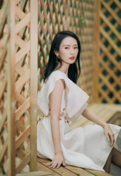 中国内地云南昆明女演员童瑶斜肩镂空裙优雅写真图片