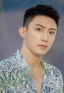 高清男明星周震南红衣摇滚造型图片