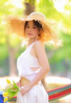 青春活力美少女性感养眼户外写真