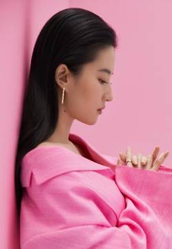 高清湖北省武汉影视女演员刘亦菲性感时尚写真花絮图片