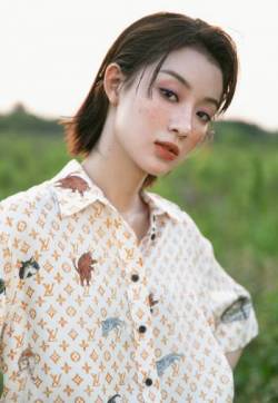 中国大陆北京女演员孙佳雨清爽户外街拍写真图片