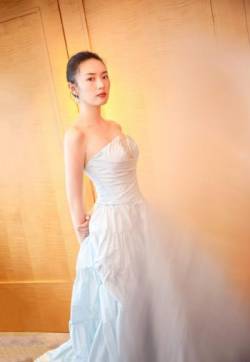 中国内地云南昆明女演员童瑶抹胸裙优雅时尚写真图片
