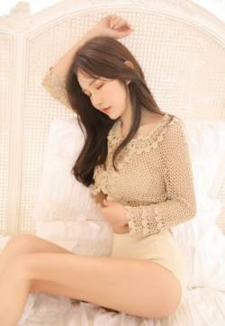 短裤小蛮腰美女白嫩性感写真