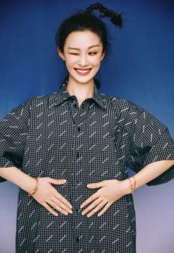 中国大陆北京女演员孙佳雨复古俏皮写真图片