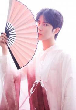 高清新疆乌鲁木齐男明星于朦胧帅气汉服写真照图片