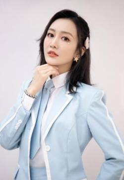 高清大陆广西南宁女演员王鸥清纯甜美女团制服写真