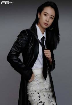中国内地湖南长沙女演员李梦酷美皮衣写真图片