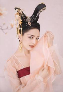 高清中国内地新疆伊犁影视女演员佟丽娅优雅汉服宫装写真图片
