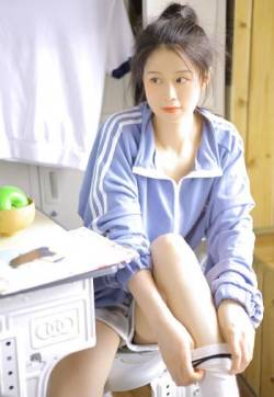 高清四川省遂宁美女鞠婧祎紫色格子裙仙气写真图片