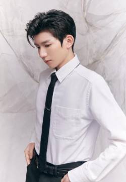高清中国内地男歌手演员王源简约帅气黑白写真图片